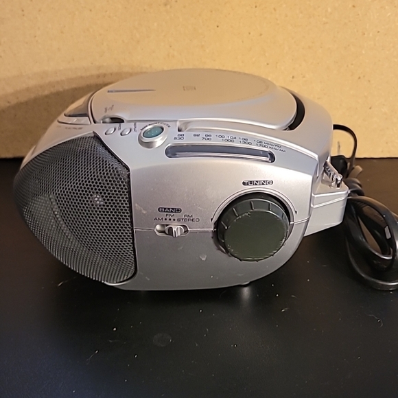 Emerson Portable Stereo am/fm Compact Disc Player - Picture 4 of 16